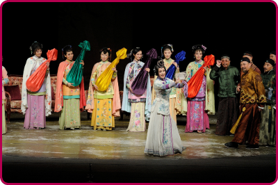《风华绝代》讲述清末名妓赛金花的故事，由著名中国女演员刘晓庆担纲演出。