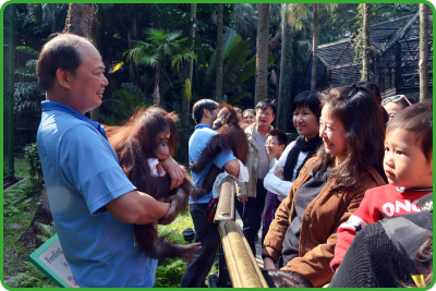 动物饲养员在「动物护理聚谈」活动中与游人分享照顾灵长类动物的心得和动物保育工作的经验。