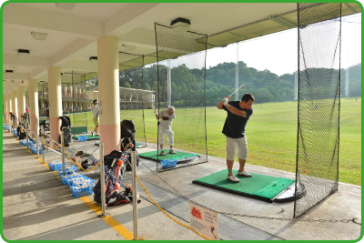 高爾夫球愛好者在屯門高爾夫球中心進行練習。