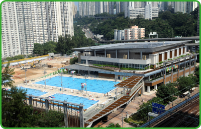 新落成的观塘游泳池场馆在区内同类场馆中规模最大，是举办本地主要赛事的理想场地。