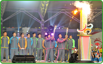 「伦敦2012年奥林匹克运动会」金牌得主在「第四届全港运动会」开幕典礼上燃点圣火。