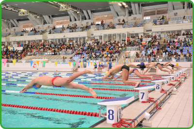 「第四届全港运动会」游泳比赛的精彩一刻。