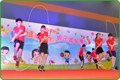 年輕人在健體嘉年華示範跳繩技巧。