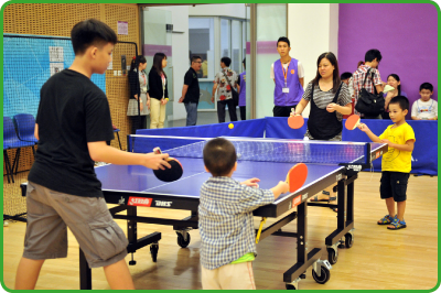 一家大小在「全民运动日」共享乒乓球的乐趣。