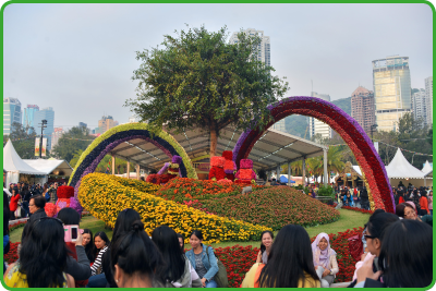 「二零一四年香港花卉展覽」的大型展品「家在香港‧歡欣滿園」，以色彩繽紛的家樂花砌成高低有致的花壇。