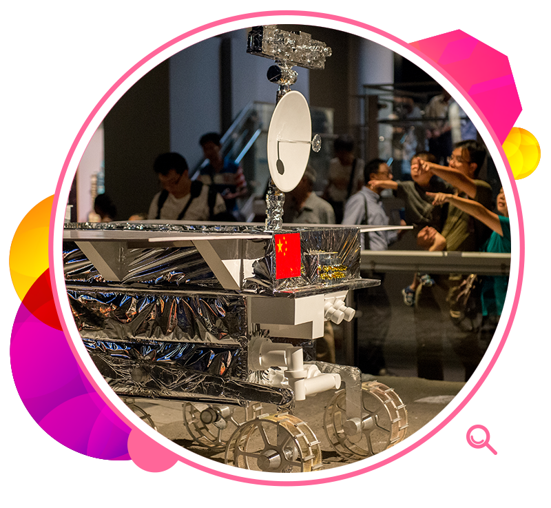 「九天攬月—中國探月工程展」展出「玉兔號」月球車的一比一模型。