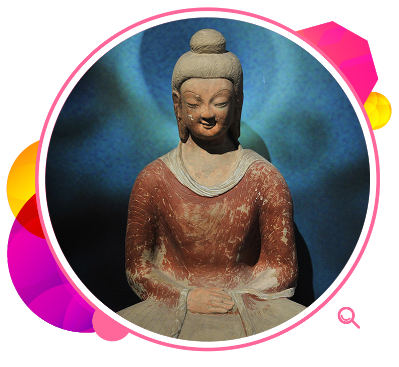 這尊坐佛像是敦煌彩塑的代表作之一，展覽展出的是其複製品。