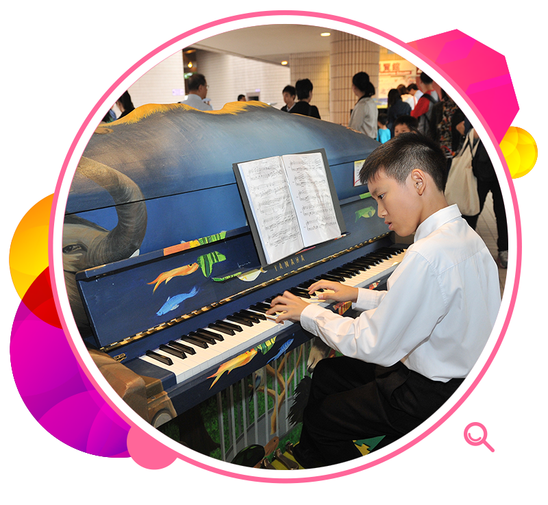 香港文化中心露天廣場放置了色彩獨特的鋼琴供市民彈奏。