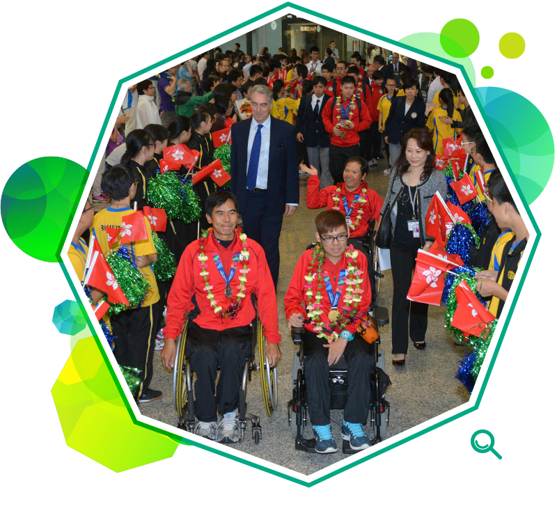 香港运动员参加二零一四年亚洲残疾人运动会后凯旋归来，受到市民热烈欢迎。