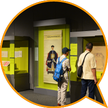 观众在香港历史博物馆参观「藏品的故事」展览，细阅藏品说明，了解背後的故事。
