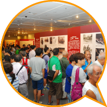 香港中央圖書館舉行「香港各界紀念抗日戰爭勝利七十周年大型展覽」，觀眾細心欣賞展出的文物及歷史照片。