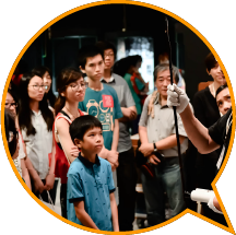 觀眾參加「我要做館長」體驗之旅，由香港藝術館的館長帶領認識藝術館的幕後工作。