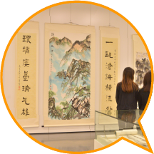 参观者欣赏饶宗颐教授的作品《泽润四方连隶书七言联》。