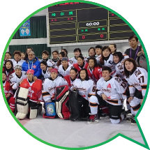 香港特區嘉賓團及香港特區女子冰球隊在烏魯木齊出席「第十三屆全國冬季運動會」時合照。