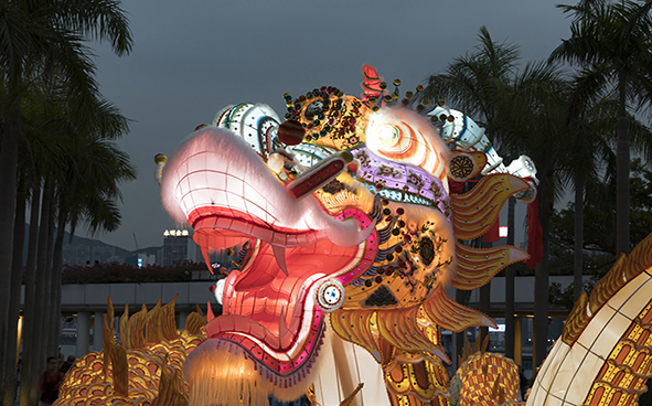 Lunar New Year Thematic Lantern Display – Flying High with the Golden Dragon