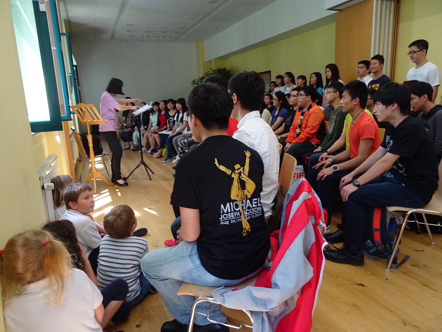 Amadeus International School的學生聆聽合唱團的綵排