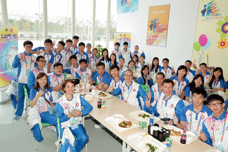 民政事务局局长刘江华在今日（十月二十日）中午于福州选手村，与在当地准备第一届全国青年运动会赛事的香港排球、体操、网球、武术等代表队成员午膳。