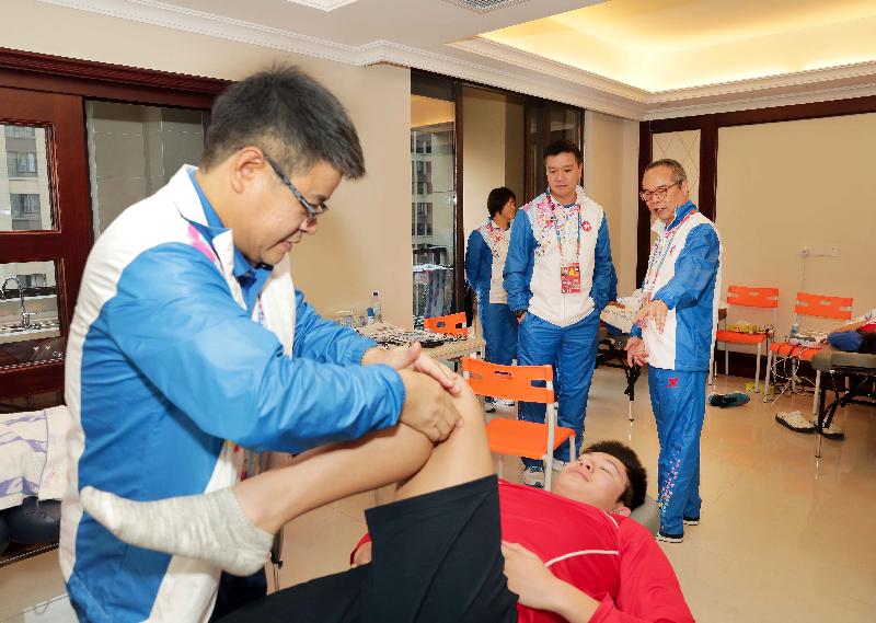 刘江华（右一）了解香港代表团医疗中心运作情况。
