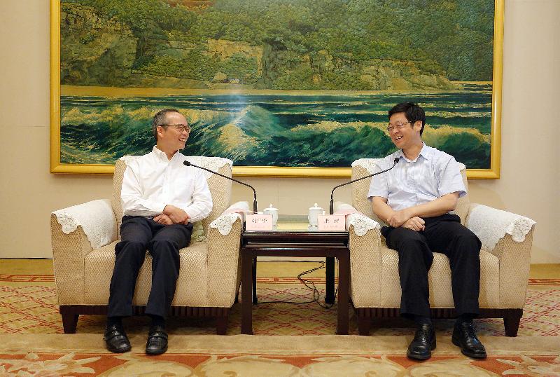 Mr Lau (left) meets with the Mayor of Quanzhou, Mr Kang Tao, yesterday (October 19).