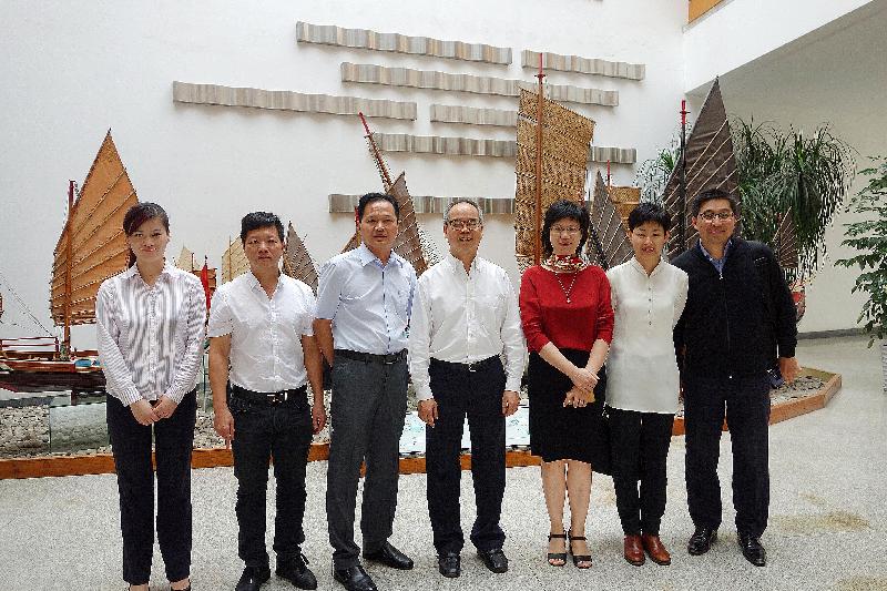 Mr Lau (fourth right) with the curator of Quanzhou Maritime Museum, Ms Ding Yuling (third right), and the Deputy Director of the Hong Kong and Macao Affairs Office of the Quanzhou Municipal Government, Mr Wen Jinhui (third left), after visiting the museum yesterday (October 19).