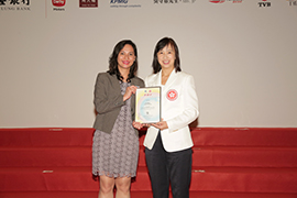 Ms Michelle LI Mei-sheung, Director of Leisure and Cultural Services Department presented the certificate to Ms. Venus LEE Mei Lee, Head of Corporate Communications of Wing Lung Bank.
