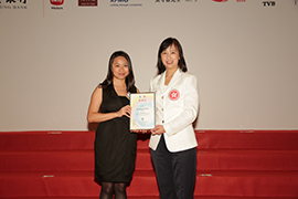 Ms Michelle LI Mei-sheung, Director of Leisure and Cultural Services Department presented the certificate to Ms Jackie LEE, Senior Manager, Corporate Social Responsibility of KPMG. 