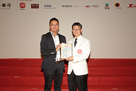 Mr Tony YUE Kwok-leung, Vice-Chairman of the Organising Committee of the HKSAR Delegation to the 1st NYG presented the certificate to Mr Wu Kam On Keith, Executive Director and Group Financial Controller of Tsit Wing International Holdings Limited. 