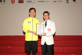 Mr Tony YUE Kwok-leung, Vice-Chairman of the Organising Committee of the HKSAR Delegation to the 1st NYG presented the certificate to Mr Terry HO, Executive Director and CFO of Xtep (China) Co., Ltd.