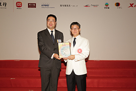 Mr Tony YUE Kwok-leung, Vice-Chairman of the Organising Committee of the HKSAR Delegation to the 1st NYG presented the certificate to Mr Jesse SHANG , General Manager of China Unicom Global Limited of China Unicom Global Limited.