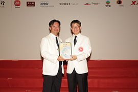 Mr Tony YUE Kwok-leung, Vice-Chairman of the Organising Committee of the HKSAR Delegation to the 1st NYG presented the certificate to Mr Raymond SO, Director of Elite Training Science and Technology of Hong Kong Sports Institue.