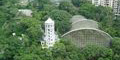 华福楼(红色圈内) 现已改为教育中心，毗邻鸟瞰角和观鸟园 (图片摄于2004年)