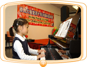 为 庆 祝 香 港 大 会 堂 落 成 40 周 年 ， 本 署 举 办 各 式 各 样 的 纪 念 活 动 ， 其 中 的 嘉 年 华 会 让 小 朋 友 尽 情 欣 赏 中 西 乐 器 表 演 。