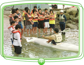 參 加「 學 校 體 育 推 廣 計 劃 」 的 青 少 年 學 習 獨 木 舟 。 