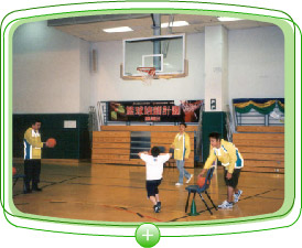 參 加 「 青 苗 體 育 培 訓 計 劃 」 的 青 少 年 接 受 籃 球 訓 練 。