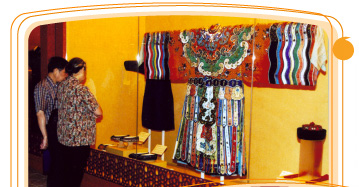 介 紹 中 國 婦 女 形 象 轉 變 的 「 中 國 歷 代 婦 女 形 象 服 飾 」 展 覽 。
