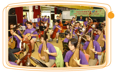 近 500 名 初 露 頭 角 的 青 少 年 樂 手 參 加 「 二 零 零 二 香 港 青 年 音 樂 營 」 ， 在 西 貢 戶 外 康 樂 中 心 跟 隨 中 外 音 樂 名 師 學 習 。