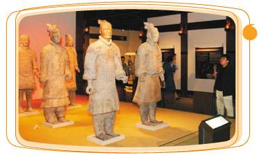 “战 争 与 和 平 ── 秦 汉 文 物 精 华 展”的 珍 贵 展 品 。