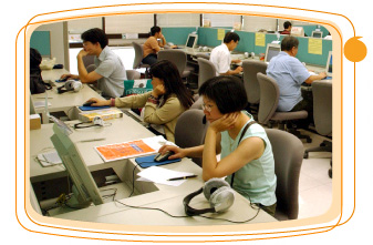 公 共 圖 書 館 全 面 電 腦 化 ， 為 讀 者 提 供 更 方 便 的 服 務 。
