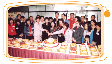 Hong Kong City Hall celebrates its 40th anniversary on March 2, 2002 with citizens who were born on the same date.
