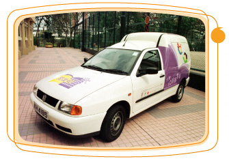 流 動 圖 書 車 為 沒 有 圖 書 館 設 施 的 學 校 提 供 服 務 。
