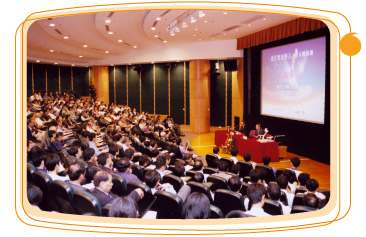 在 香 港 中 央 圖 書 館 舉 行 的 「 當 代 傑 出 學 人 文 史 、 科 技 公 開 演 講 」 深 受 市 民 歡 迎 。