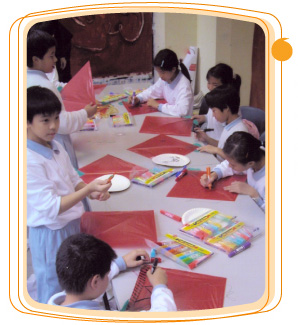 A workshop in "2002/03 School Culture Day Scheme" conducted by local artists and experts, "The Art Kite Project 2002" aims at introducing the techniques and aesthetics of kite-making to students.