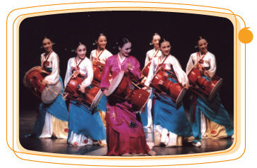 韓 國 國 立 舞 蹈 團 演 出 「 韓 舞 翩 躚 」 。