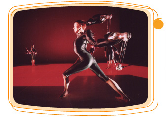 著 名 的 訪 港 藝 團 英 國 隨 機 舞 蹈 團 也 曾 在 葵 青 劇 院 獻 藝 。