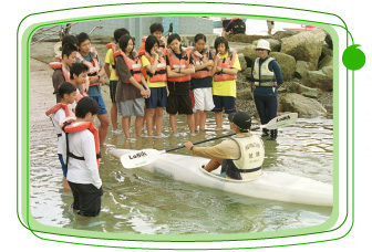 參 加「 學 校 體 育 推 廣 計 劃 」 的 青 少 年 學 習 獨 木 舟 。