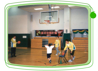 参 加 “ 青 苗 体 育 培 训 计 划 ” 的 青 少 年 接 受 篮 球 训 练 。