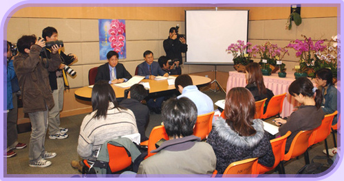 The Information and Public Relations Section helps organise press conferences to promote the department's activities. 