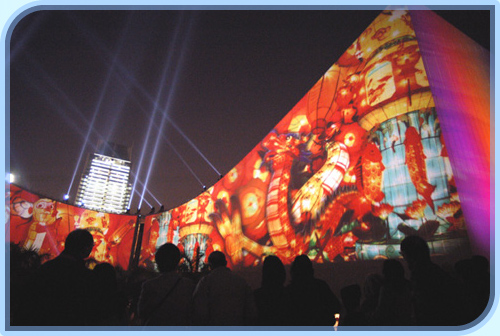 「中電全城動感耀燈輝 2003 」令香港文化中心露天廣場的上空充滿動感色彩，絢麗奪目。