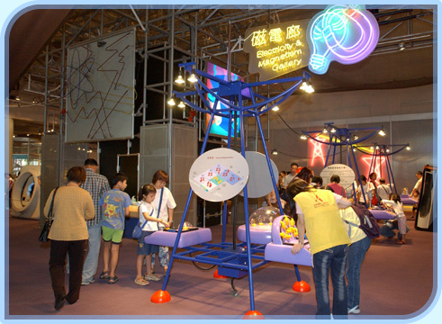 香港科学馆提供不少可供触摸和操作的展品，参观者跃跃欲试。
