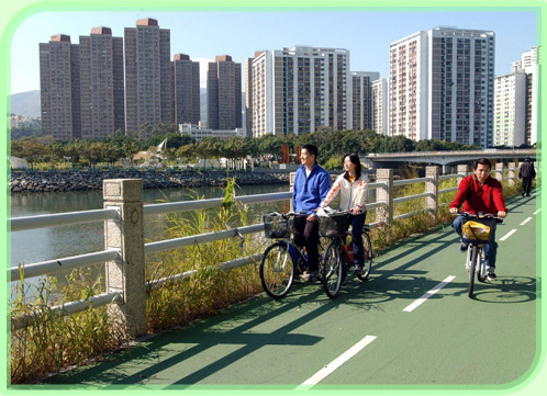 沙田公園和大埔海濱公園的遊人可在公園內的單車亭租借單車，享受騎單車的樂趣。